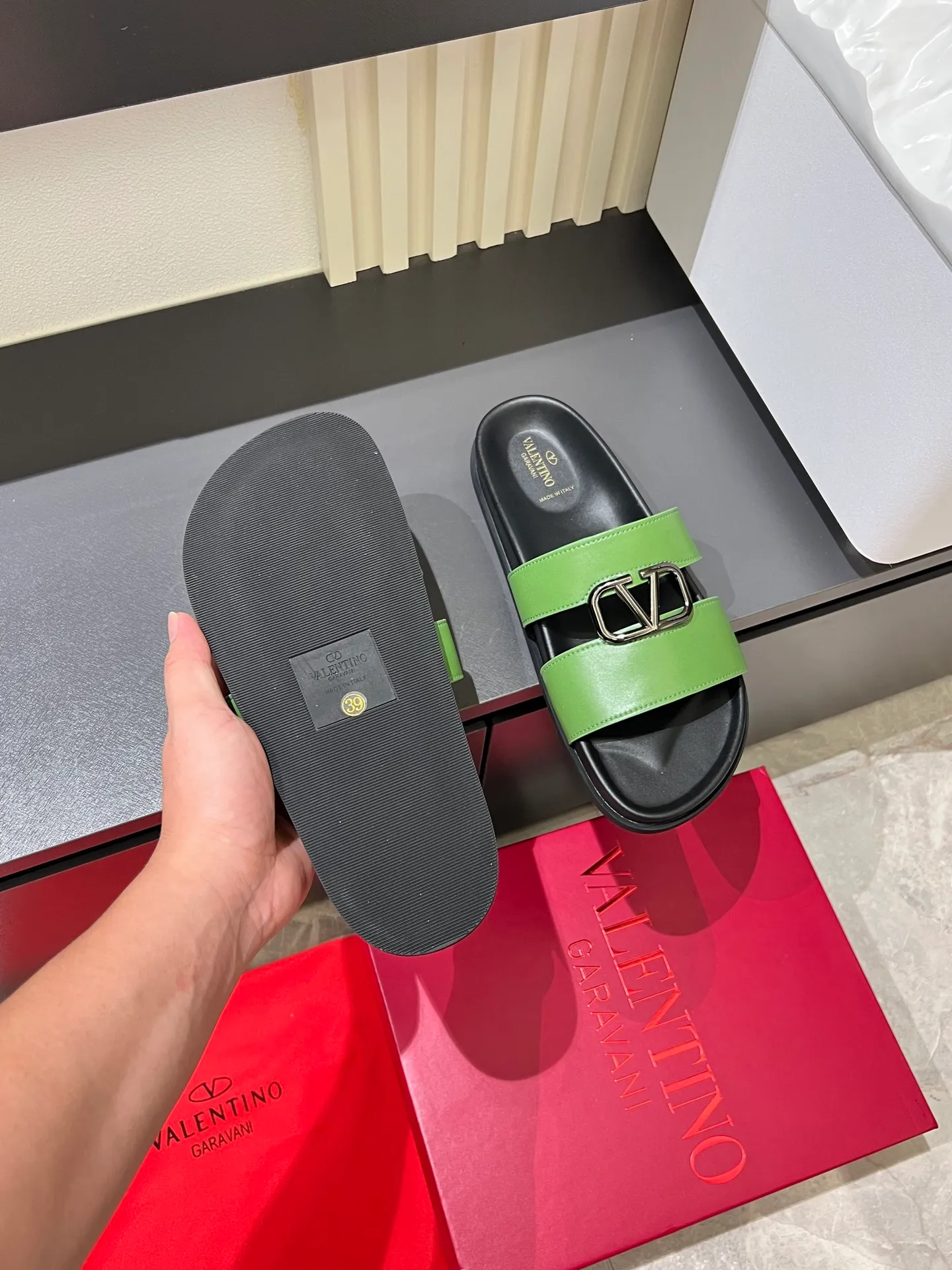 Men's shoes 💰p300 VALENTINO Men's 🧍‍♂️ Spring and summer new style metal logo flat slippers, elegant sandals, the same style worn by celebrities, original molding, imported calfskin. Rubber outsole. Soft and durable, full set of counter packaging size: 39-44 (.45.46 customized)